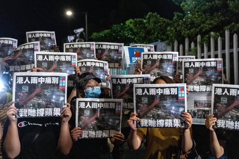 眾人高舉剛出爐的最後一份香港《蘋果日報》。（攝影／陳朗熹）
