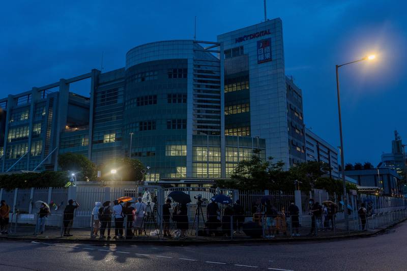 6月23日晚間在壹傳媒大樓外守候《蘋果日報》最終刊發行的民眾與媒體。（攝影／陳朗熹）