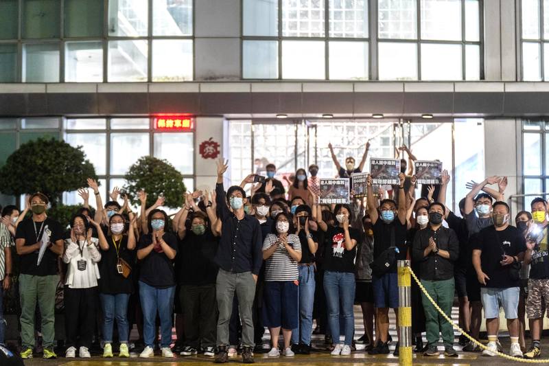 香港《蘋果日報》最後一批員工，出完最終回的報紙後，走出大門，與在場前來致意的港人，一同告別蘋果，彼此珍重。（攝影／陳朗熹）