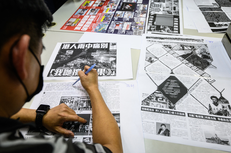 6月23日深夜，即將出刊的最後一份香港《蘋果日報》在執行總編輯林文宗校稿後準備製版付印。（攝影／AFP／Anthony WALLACE）