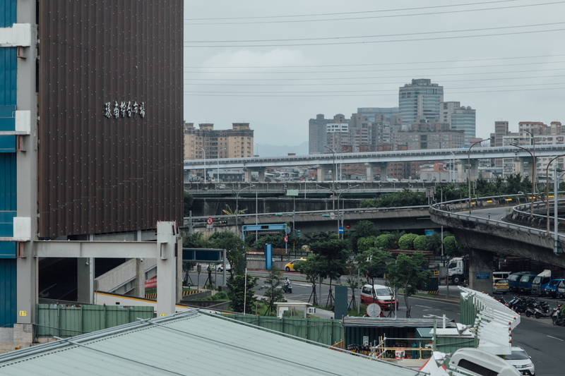 同樣位於萬華，距離第一果菜市場不遠的環南綜合市場，以家禽批發為主，目前累積25例確診。（攝影／余志偉）