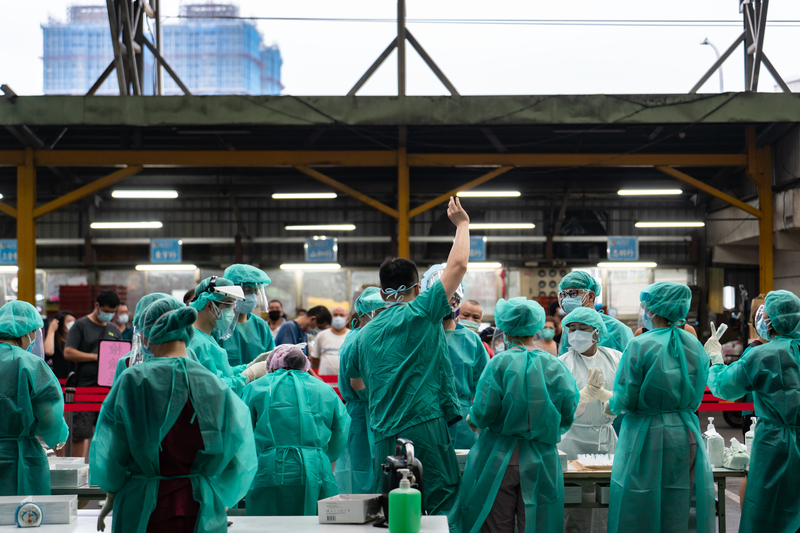 新北市於6月22日在三重果菜市場（三市）內設立快篩站，全面篩檢市場工作人員。（攝影／陳曉威）