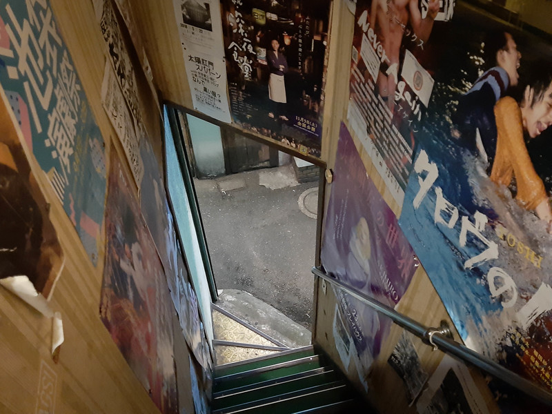 1992年6月，深瀨昌久在黃金街摔落的樓梯口。(攝影/沈昭良)