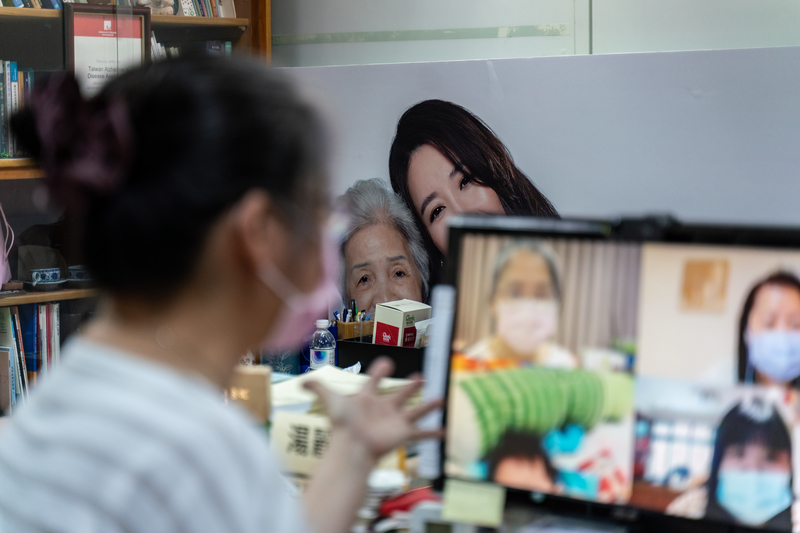 台灣失智症協會祕書長湯麗玉，使用線上軟體與病友家庭進行視訊訪視與協助。（攝影／陳曉威）