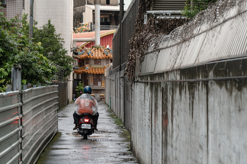 送餐志工穿越大街小巷、上山下海，卻欠缺合理補貼。外送平台興起後，社福團體的送餐人力愈來愈難找。（攝影／馬雨辰）