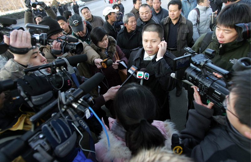 公盟負責人許志永於2019年再次被捕，罪刑在2021年1月被升級為「顛覆國家政權罪」關押至今。圖為2008年12月，許志永等人組成的律師團在北京代表63個家庭針對三鹿三聚氰胺奶粉案提出訴訟。（攝影／Imaginechina via AFP／Zhong jing）