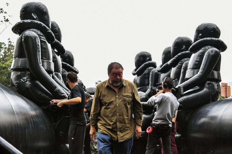 中國藝術家艾未未已流亡海外。圖為2018年10月，艾未未在巴西聖保羅監督其作品《旅程法則》（Law of the Journey）的組裝。（攝影／AFP／Nelson Almeida）