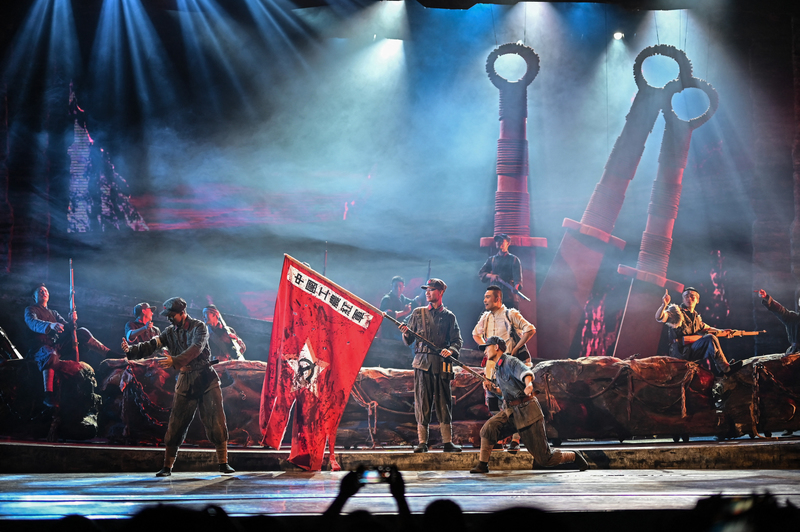 在中國陝西省延安市東方紅大劇院已上演一年的紅色歷史舞台劇《延安延安》。（攝影／AFP／Hector Retamal）