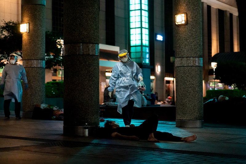 24小時營業場所關閉後，台北車站周邊無家者人數上升。圖為「人生百味」成員在深夜發放物資給街友。（攝影／陳曉威）