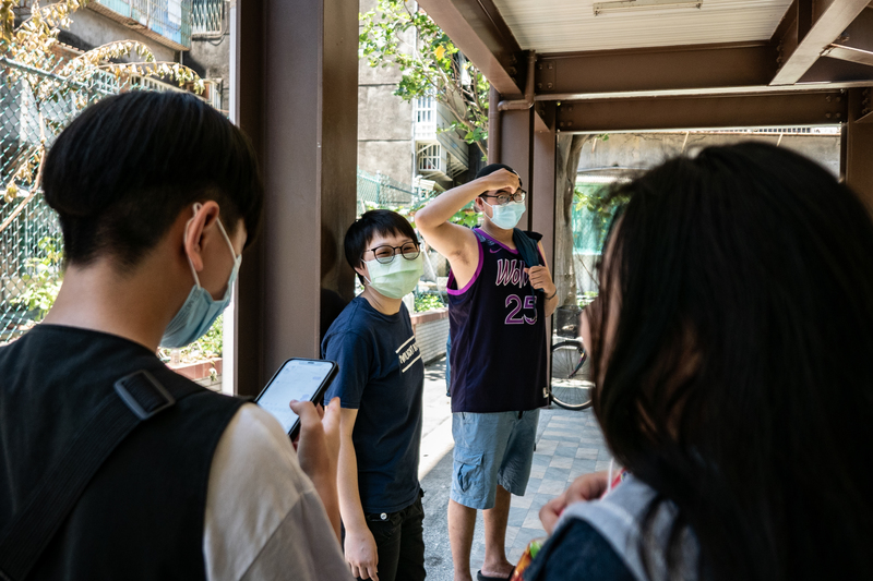 微光盒子共同創辦人蕭羣諭（右2）、黃子芸（左2）與團隊陪伴的青少年，在安康社區尚未改建的中繼宅小聚。（攝影／陳曉威）