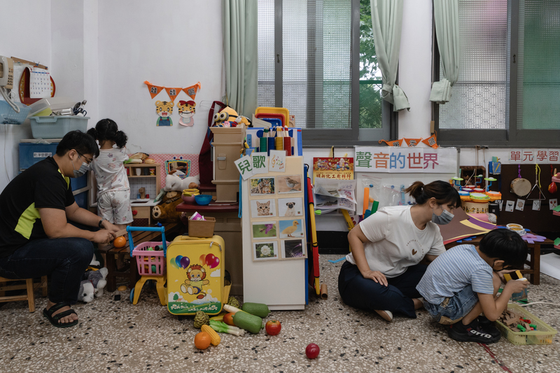 育有一雙子女璿璿、彤彤的璿爸與璿媽，雖有強大的家庭後援，仍在升級三級警戒後感到蠟燭兩頭燒。尤其璿璿的早療服務受到疫情影響，夫妻倆面臨工作壓力之餘，也花不少心思讓璿璿的日常復健不中斷。（攝影／馬雨辰）