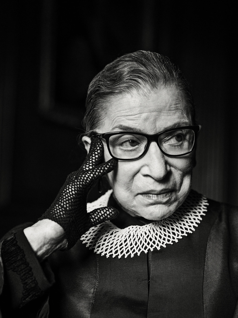 金斯伯格（Ruth Bader Ginsburg）不僅是美國史上首位民主黨兼猶太裔女性身分的聯邦最高法院大法官，幾乎也是最受人民歡迎的一位大法官。她的名言之一是：「有人問我，最高法院的9位大法官中，要有幾位女大法官才算足夠，我說9位。人們對這答案表示驚訝，但當9位大法官全由男性擔任時，卻無人提出質疑。」（Credit：Sebastian Kim／AUGUST）