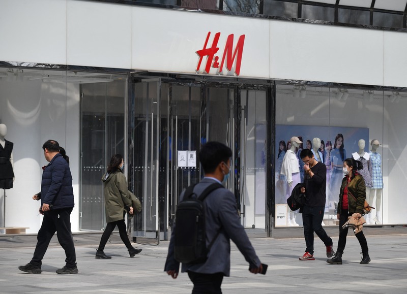 2021年3月，瑞典時裝公司H&M因過去曾發表聲明關切新疆的強迫勞動與歧視問題，而遭到中國民眾聲討抵制。圖為北京一間H&M因受抵制暫時停業。（攝影／AFP／GREG BAKER）