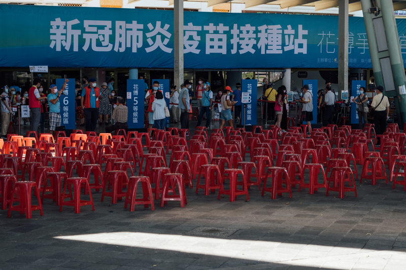 為加速施打進度，台北市政府於花博園區設立大型疫苗接種站。（攝影／余志偉）
