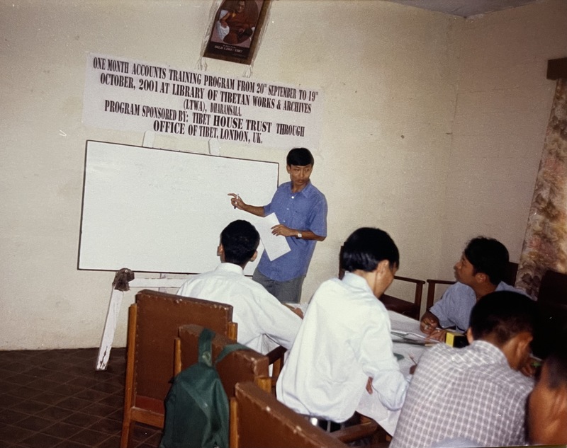 在達蘭薩拉藏人行政中央培訓新任公務員的課程上，索朗多吉教導學員西藏歷史。
（照片提供／索朗多吉）