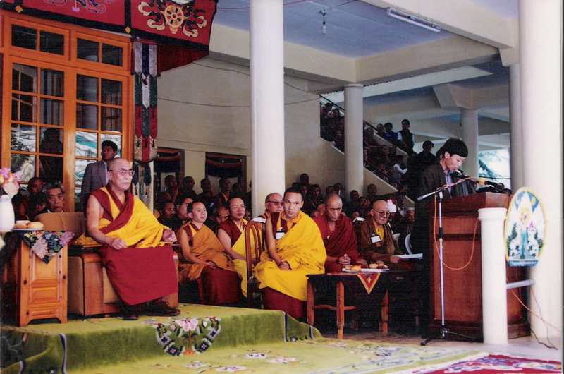 西藏噶丹頗章政權成立360年紀念集會上，索朗多吉擔任司儀。地點在印度達蘭薩拉，坐在上位者為十四世達賴喇嘛。（照片提供／索朗多吉）