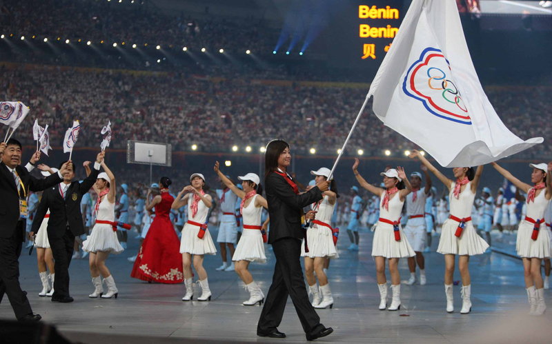 1981年3月23日，中華奧會與國際奧會於瑞士洛桑簽訂協議，確定台灣日後參與奧運所使用的名稱、旗幟與會歌等相關規範。圖為2008年北京奧運開幕式，中華隊由女子壘球隊長賴聖蓉擔任旗手，手持中華奧會會旗進場。（攝影／China Xtra via AFP）