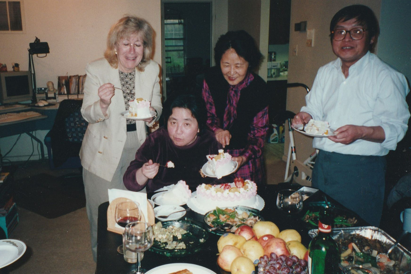 2002年4月下旬，余英時夫婦拜訪蘇府，給傅莉（左2）慶生。圖右起為蘇曉康、余夫人陳淑平女士、美國友人，余英時先生未入鏡。（照片提供／蘇曉康）
