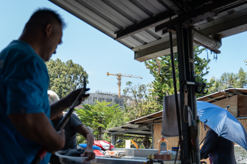 邵族人在921地震後以組合屋重建的伊達邵部落居住至今，不遠處正在興建的高層飯店，用的卻是邵族人早年捐給政府用於建設國小的土地。（攝影／陳曉威）