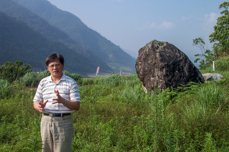 在南投縣瑞岩部落，林德川牧師解說身後Sbayan泰雅族發源地大石的由來。（攝影、照片提供／暨南國際大學歷史學系兼任講師黃美英）