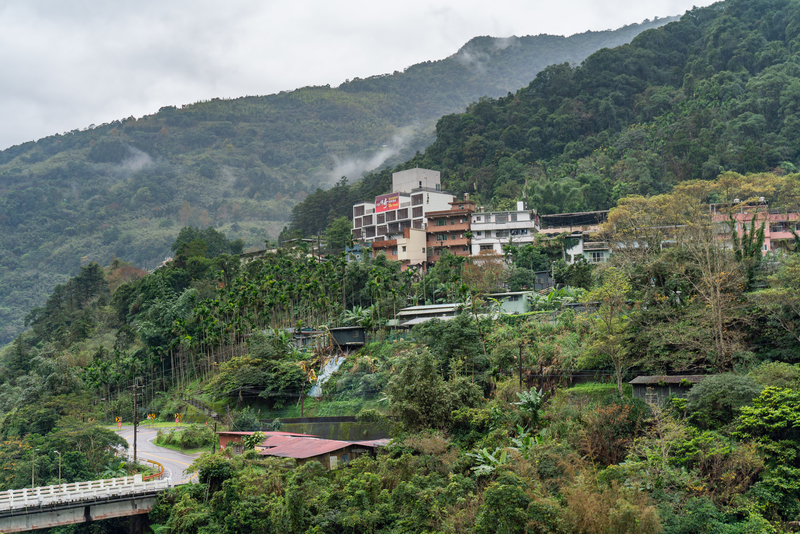 在新北市烏來山區的原住民保留地上，樹立起待價而沽的大型溫泉會館。（攝影／陳曉威）