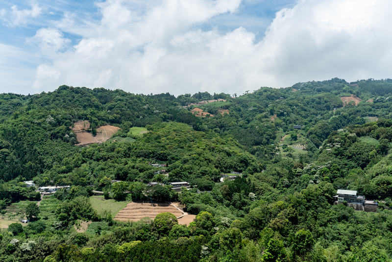 新竹縣五峰鄉天湖部落一帶的山坡地被開發的情形，其中許多是露營區及民宿業者。（攝影／陳曉威）