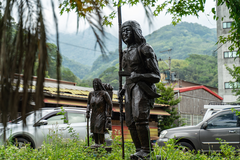 斯瓦細格部落入口處的原住民雕塑，此處有多間溫泉旅館位於原住民保留地上。（攝影／陳曉威）