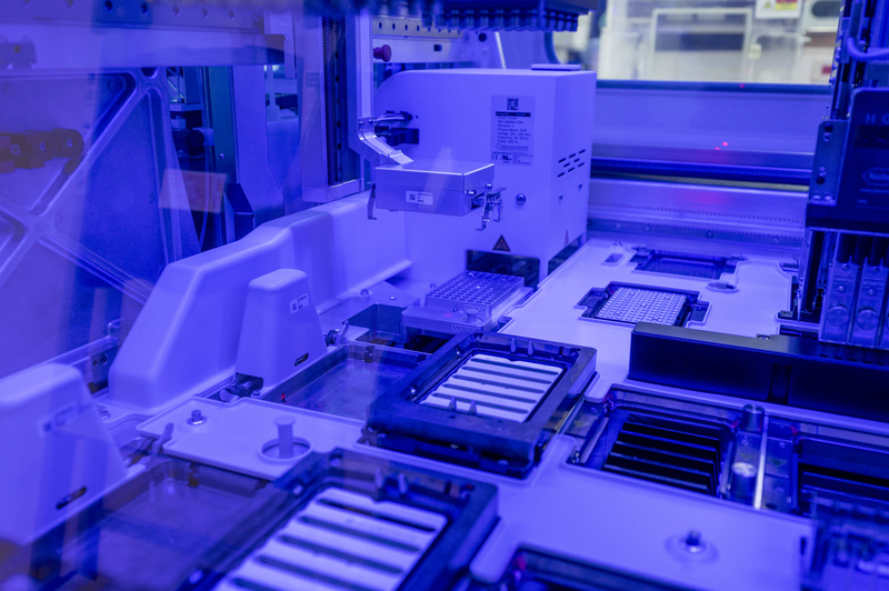 高通量PCR儀器採全自動化，讓長庚的篩檢量從純人工的每日700件，增加近3倍至一天2,000件。（攝影／林彥廷）