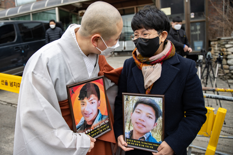 2021年2月25日，居住在韓國的緬人於首爾的緬甸駐韓大使館前遊行，抗議軍方於2月1日發動的政變。活動過程中一位韓國僧侶試圖安慰一名哭泣的緬人。（攝影／NurPhoto via AFP／Chris Jung）