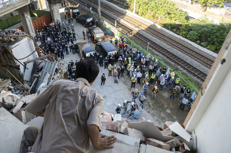 2021年8月20日清晨，警方與鐵道局出動大批人力包圍黃家，現場進行擋拆的聲援者陸續被抬離，僅剩4樓的聲援者做最後抵抗。（攝影／楊子磊）