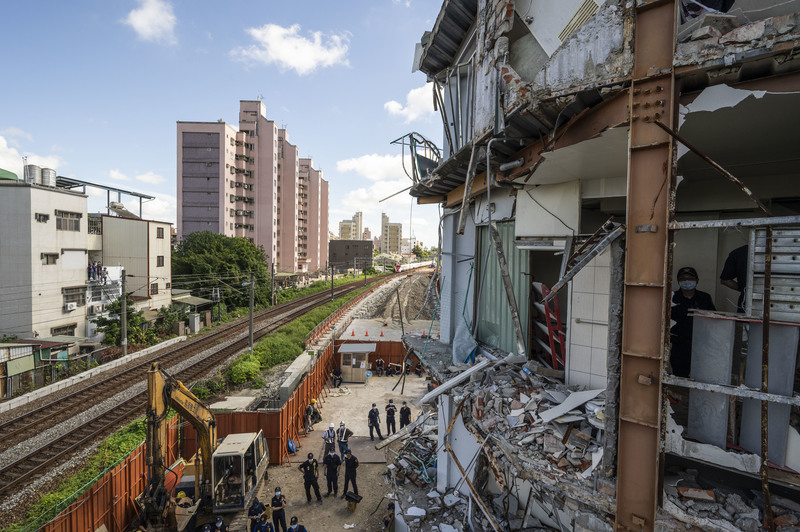 2021年8月20日上午10時許，黃家現場聲援者與記者全數遭警方排除至屋外，鐵道局全面接管黃春香家。（攝影／楊子磊）