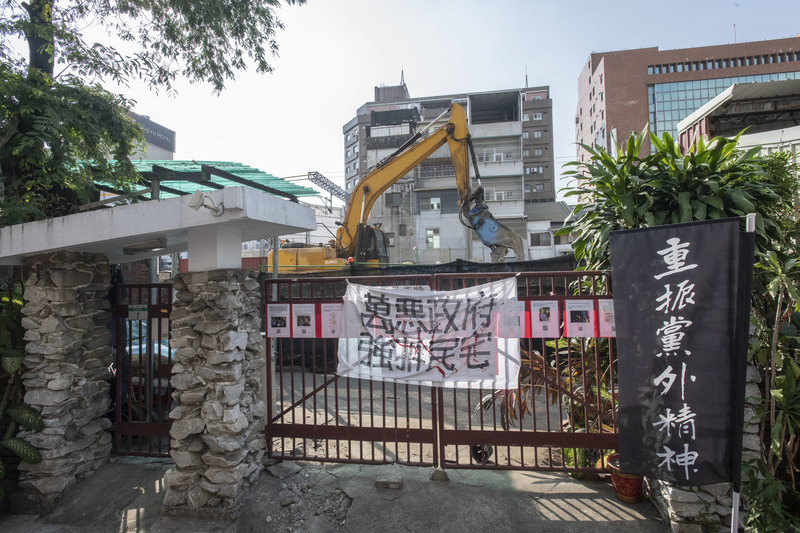 2020年10月26日，反台南鐵路東移自救會會長陳致曉的住家已遭鐵道局拆除，僅剩圍牆部分。（攝影／楊子磊）