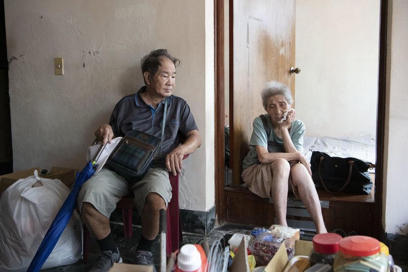 2020年10月13日，滿面愁容的陳蔡信美與陳割坐在家中，身旁是匆忙整理的家當，此時陳家已遭大批警力包圍。（攝影／楊子磊）
