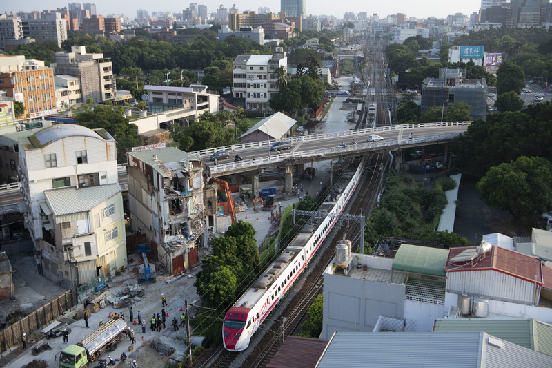 《報導者》攝影記者楊子磊記錄反南鐵東移抗爭，獲得2021年台灣新聞攝影大賽「系列照片類」第一名。（攝影／楊子磊）