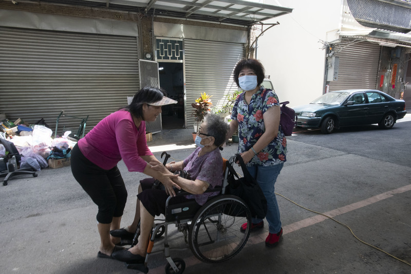 2020年7月20日中午，黃春香接近百歲的母親因擔憂住家遭強拆，匆忙中不慎跌倒，家人不停在旁安撫。（攝影／楊子磊）
