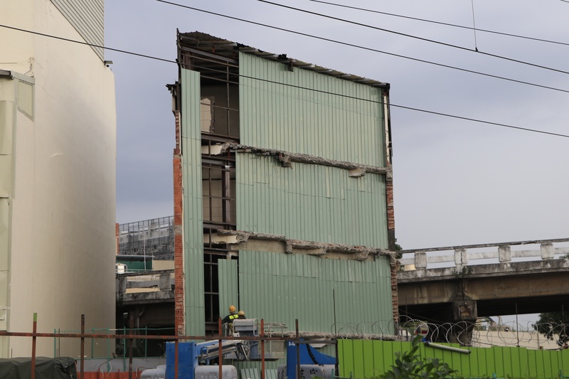 9月3日，工程人員以鐵皮覆蓋拆除徵收範圍後的黃家。（攝影／曹馥年）