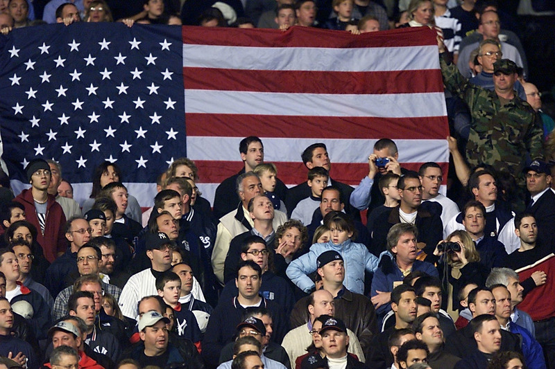 2001年11月1日，在紐約洋基球場（Yankee Stadium）進行MLB世界大賽第五戰，觀眾席上由軍人舉起巨幅美國國旗。（攝影／AFP／Jeff HAYNES）
