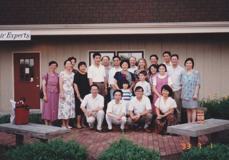 1989年64事件後，許多中國民運人士流亡海外，余英時協助其中多位知名學者組織普林斯頓「中國學社」，圖為學社主要成員合影。（照片提供／蘇曉康）