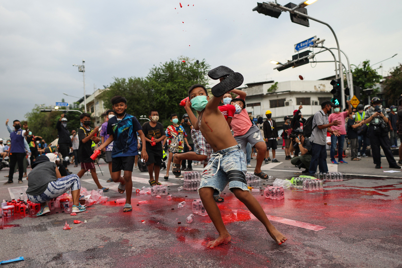 【泰國學運週年】專訪勇武派青年：當洗碗工、職校生拿起汽油彈，他們要社會聽見什麼？