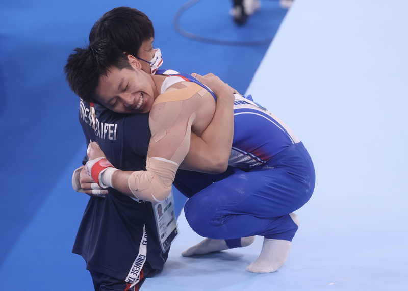 2021年8月1日，東京奧運體操類男子鞍馬單項決賽，李智凱（右）成功展現拿手「湯瑪士迴旋」，一掃之前比賽陰影、完美落地。他在下馬後開心與教練林育信相擁。（攝影／中央社／吳家昇）