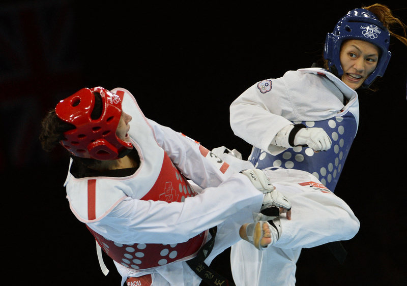 2012年倫敦奧運女子跆拳道57公斤級半準決賽，台灣選手曾櫟騁（右）與黎巴嫩選手巴奧里（Andrea Paoli）交手。（攝影／AFP／Toshifumi Kitamura）