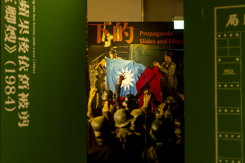 「剪出來的電影史：戰後電影審查特展」中展示大量台灣電影經歷政治檢查時代的文件、海報等資料。（攝影／張家瑋）