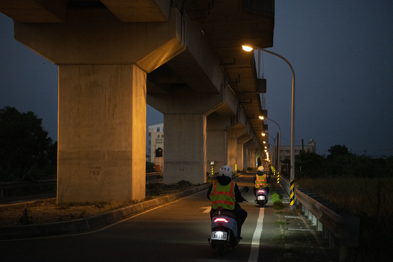 案發後，長榮大學雇請3位有維安工作經驗的人員加強校園內外的夜間巡邏。（攝影／楊子磊）