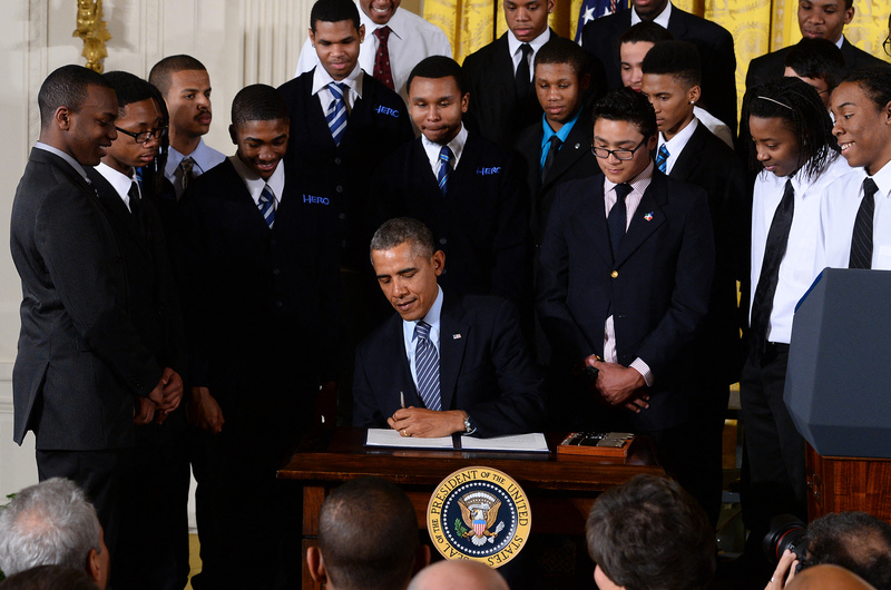 美國前總統歐巴馬於2014年2月27日，在白宮發表「守護兄弟」（My Brother’s Keeper）倡議演說之後，現場簽署了啟動該計畫的白宮備忘錄。（攝影／AFP／ JEWEL SAMAD）
