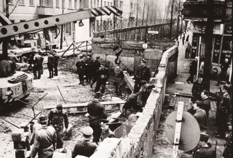 1961年8月，柏林圍牆興建。東西方之間築起了一道實體屏障，這一幕令22歲的戈傑夫斯基印象深刻。（圖片提供／野人文化）