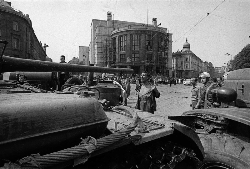 1968年，布拉格之春。一名抗爭者隻身阻擋蘇聯戰車。20萬蘇聯大軍入侵捷克斯洛伐克，粉碎改革運動，戈傑夫斯基大為驚駭。（圖片提供／野人文化）