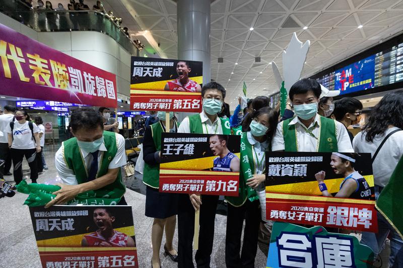 東京奧運台灣羽球代表隊載譽歸國，桃機大廳有球員所屬企業及大批支持民眾到場接機。（攝影／鄭宇辰）