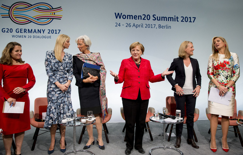 2017年世界二十大工業國家婦女高峰會議上，梅克爾與國際貨幣基金總裁克里斯蒂娜．拉加德（Christine Lagarde，左3）、美國第一千金伊凡卡．川普（Ivanka Trump，左2）、荷蘭王后馬克西瑪（Máxima，左1）等國際女性領袖同台座談。（攝影／AFP／PATRICK VAN KATWIJK）