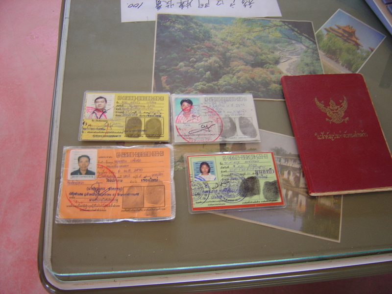 《借土養命》是一個泰北華人社區的民族誌，村裡除了國民黨孤軍及後代，還有緬甸難民、來此做生意的華人、移工、各種少數民族⋯⋯村民的居留身分十分複雜，圖為幾位村民們的不同身分證。（圖片提供／春山出版）