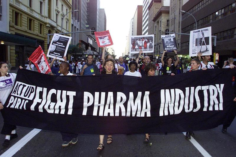 第13屆世界愛滋病大會2000年7月9日至14日在南非德班舉行，一群來自法國的示威者隊伍，手持反對國際藥廠壟斷抗愛滋藥物標語。（攝影／AFP／YOAV LEMMER）